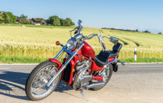 Schrägansicht eines roten Oldtimer Motorrad