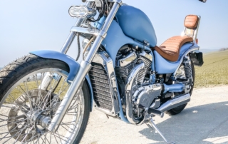 Schrägansicht eines blauen Oldtimer Motorrad