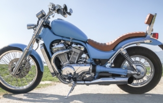 Seitenansicht eines blauen Oldtimer Motorrad
